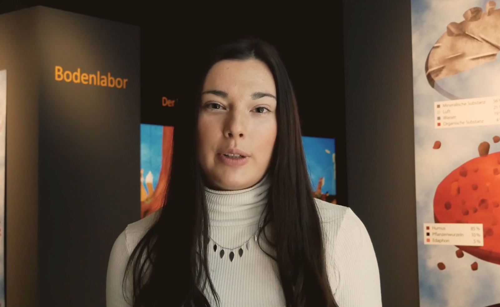 FSJlerin Clara vor Museumsausstellung im Historischen Museum